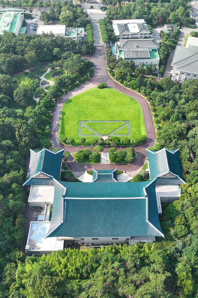 이재명 대통령이 청와대 집무실 복귀를 예고한 가운데 30일 서울 종로구 청와대의 모습. 8월 1일부터 보안·안전 점검 등 준비작업을 위해 청와대 관람이 임시 중단된다. /사진=연합뉴스
