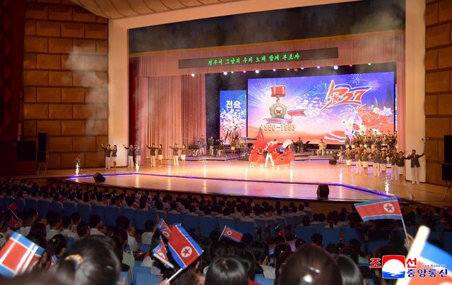 북한이 조국해방전쟁승리 72주년을 맞아 청년중앙예술선전대 공연 '우리는 조선사람'이 지난 25일 청년중앙회관에서 진행됐다고 조선중앙통신이 26일 보도했다. &nbsp;/사진=조선중앙통신, 연합뉴스