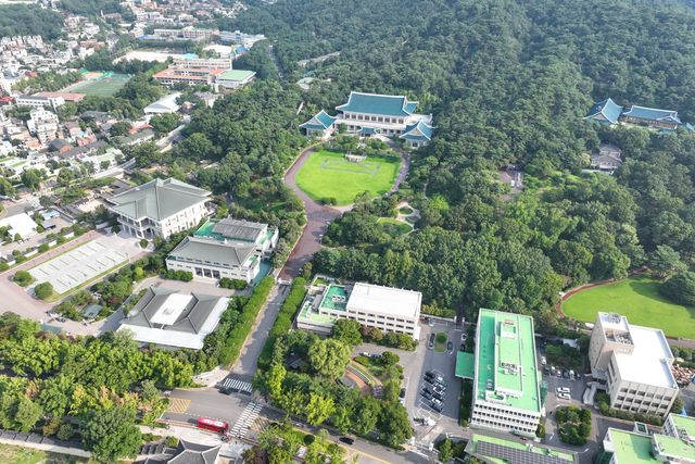 이재명 대통령이 청와대 집무실 복귀를 예고한 가운데 30일 서울 종로구 청와대의 모습. 8월 1일부터 보안·안전 점검 등 준비작업을 위해 청와대 관람이 임시 중단된다. /사진=연합뉴스