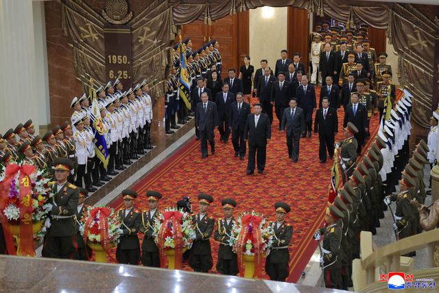 김정은 북한 국무위원장이 조국해방전쟁승리 72주년(7월 27일)을 맞아 지난 26일 조국해방전쟁승리기념관을 찾았다고 조선중앙통신이 27일 보도했다. &nbsp;/사진=조선중앙통신, 연합뉴스