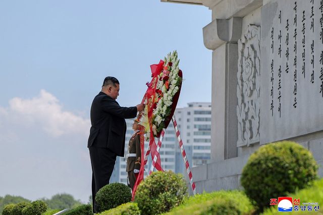 김정은 북한 국무위원장이 조국해방전쟁승리 72주년(7월 27일)을 맞아 지난 26일 조국해방전쟁승리기념관을 찾았다고 조선중앙통신이 27일 보도했다. &nbsp;/사진=조선중앙통신, 연합뉴스
