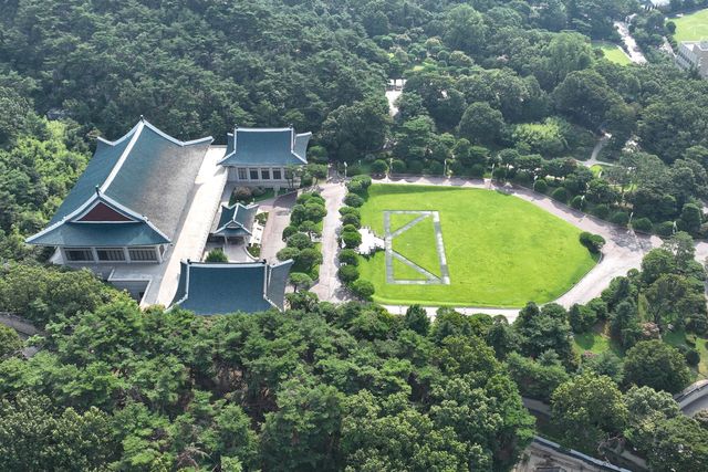 이재명 대통령이 청와대 집무실 복귀를 예고한 가운데 30일 서울 종로구 청와대의 모습. 8월 1일부터 보안·안전 점검 등 준비작업을 위해 청와대 관람이 임시 중단된다. /사진=연합뉴스