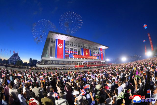 북한이 전승절(정전협정 체결일) 72주년이었던 지난 27일 평양에서 조국해방전쟁시기 상징종대들의 기념행진의식이 진행됐다고 조선중앙통신이 28일 보도했다.&nbsp;/사진=조선중앙통신, 연합뉴스