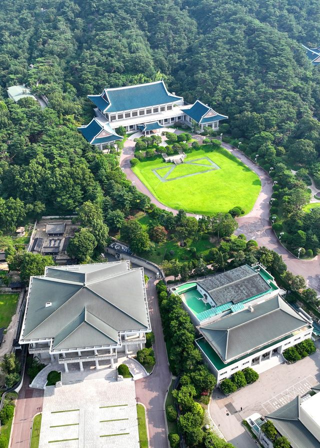 이재명 대통령이 청와대 집무실 복귀를 예고한 가운데 30일 서울 종로구 청와대의 모습. 8월 1일부터 보안·안전 점검 등 준비작업을 위해 청와대 관람이 임시 중단된다. /사진=연합뉴스