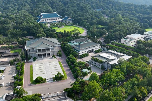 이재명 대통령이 청와대 집무실 복귀를 예고한 가운데 30일 서울 종로구 청와대의 모습. 8월 1일부터 보안·안전 점검 등 준비작업을 위해 청와대 관람이 임시 중단된다. /사진=연합뉴스