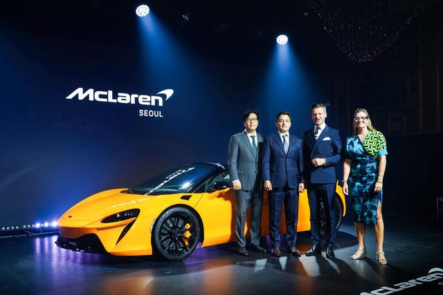 맥라렌 리론칭 행사장 관계자들이 사진을 찍고 있다.(좌측부터) 전진홍 본부장, 권혁민 부회장, 헨릭 빌헬름스마이어, 샬럿 딕슨/사진=맥라렌 서울