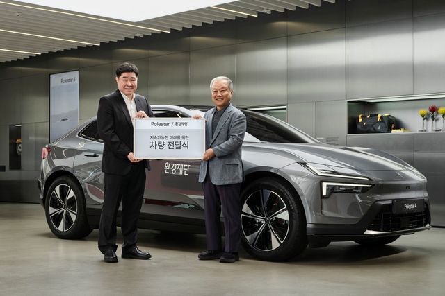 폴스타 환경재단 차량 전달식 (좌)폴스타코리아 이경재 CFO (우)환경재단 최열 이사장/사진=폴스타코리아