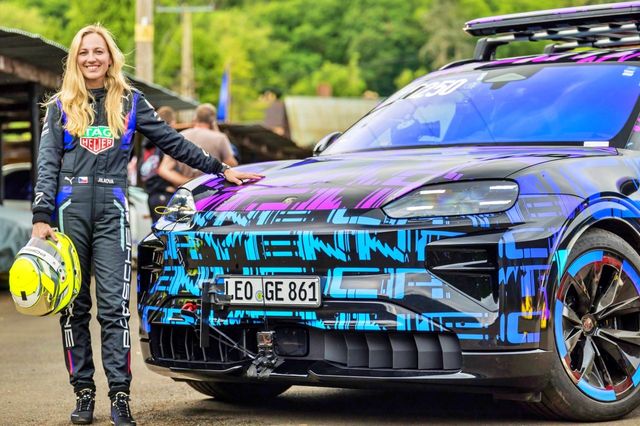 가브리엘라 질코바와 함께 선 카이엔 일렉트릭 프로토타입 /사진=포르쉐