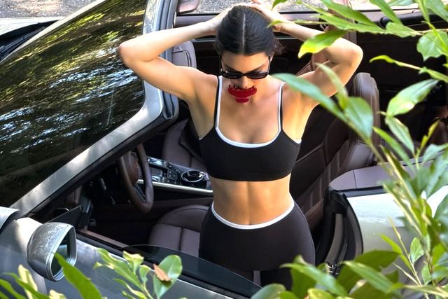 캔달 제너가 알로(Alo) 요가복을 입은 모습을 공개했다. /사진=캔달 제너 SNS