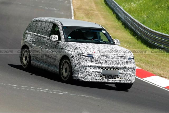 독일 뉘르부르크링에서 테스트 주행 중인 제네시스 GV90 /사진=Carscoops