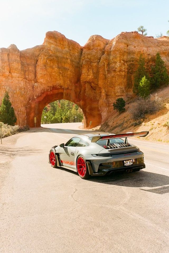 인플루언서 안젤리나 디모바가 포토그래퍼 데스턴 아이사와 파격적인 화보를 촬영했다. /사진=Deston Isa, Angelina Dimov