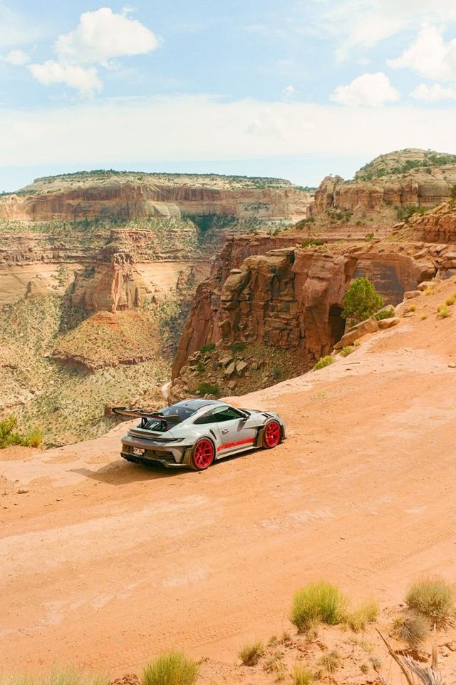 인플루언서 안젤리나 디모바가 포토그래퍼 데스턴 아이사와 파격적인 화보를 촬영했다. /사진=Deston Isa, Angelina Dimov