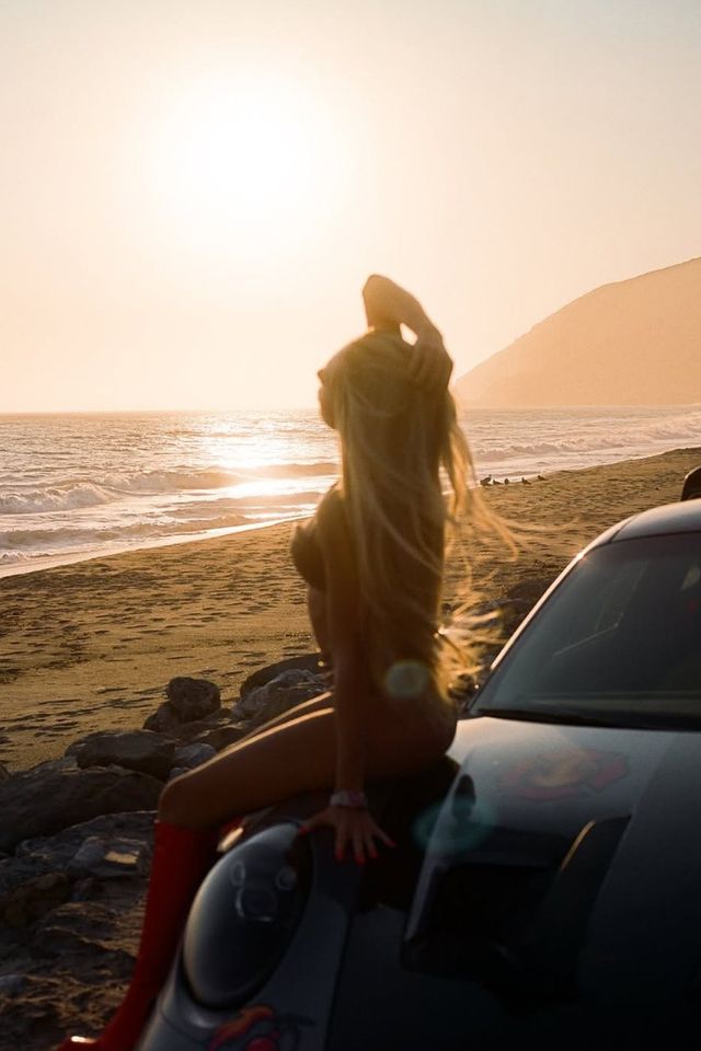 인플루언서 안젤리나 디모바가 포토그래퍼 데스턴 아이사와 파격적인 화보를 촬영했다. /사진=Deston Isa, Angelina Dimov