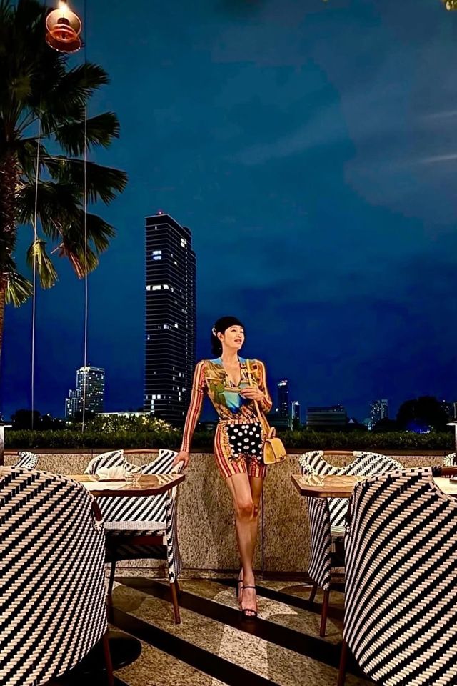 배우 김혜수가 베르사체 바디수트를 입고 몸매를 뽐내 화제다. /사진=김혜수 SNS