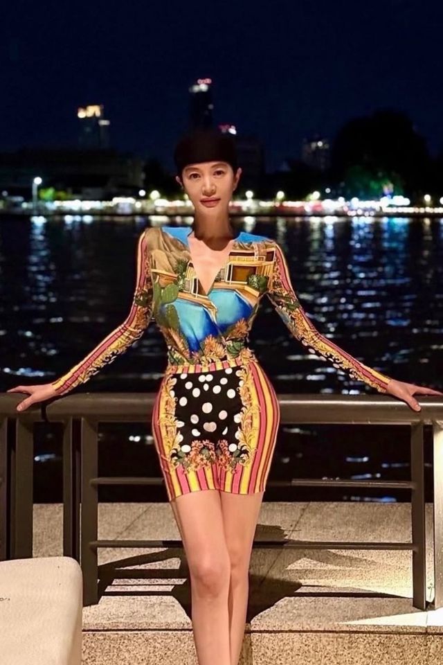 배우 김혜수가 베르사체 바디수트를 입고 몸매를 뽐내 화제다. /사진=김혜수 SNS