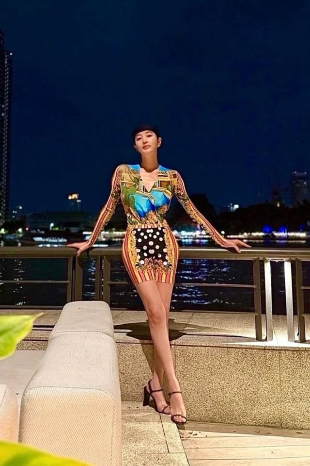 배우 김혜수가 베르사체 바디수트를 입고 몸매를 뽐내 화제다. /사진=김혜수 SNS