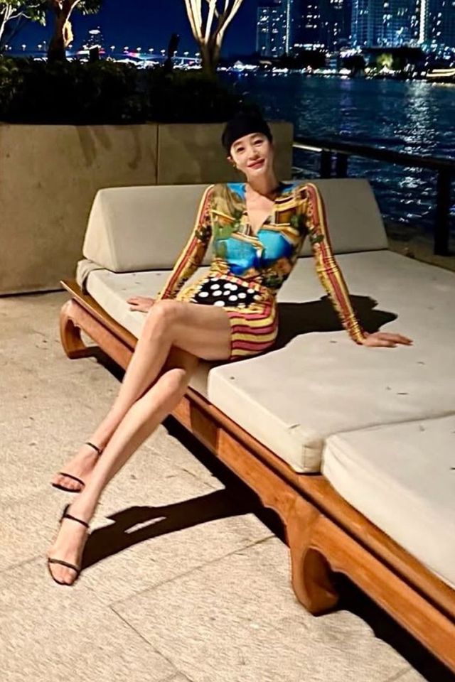 배우 김혜수가 베르사체 바디수트를 입고 몸매를 뽐내 화제다. /사진=김혜수 SNS