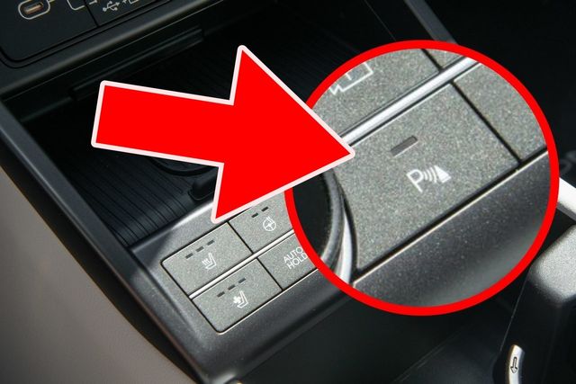 참고사진, 쏘나타에 있는 주차 센서 버튼 /사진=현대차