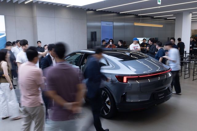 폴스타 4를 둘러보는 관람객들 /사진=폴스타