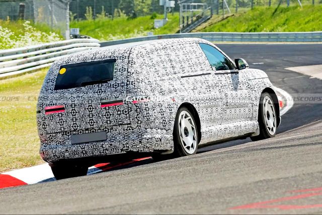 독일 뉘르부르크링에서 테스트 주행 중인 제네시스 GV90 /사진=Carscoops