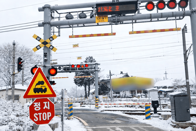 정부가 철도건널목에서의 사고를 막기 위해 나섰다. /편집=오토트리뷴 AI