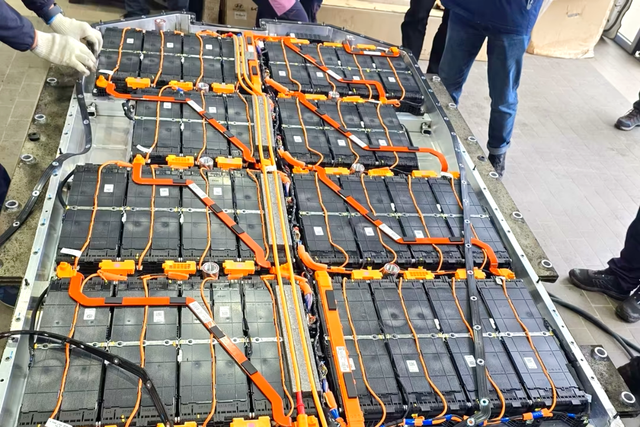 화재 당시 현장에 있던 아이오닉 5의 배터리팩 내부 /사진=온라인 커뮤니티