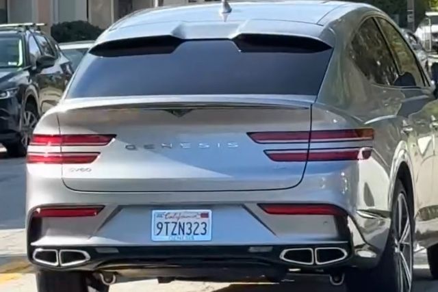 손흥민이 GV80 쿠페를 타고 운전하는 모습 /사진=SNS