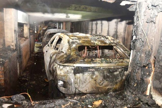 ​7일 서울시 연희동 주택가에서 발생한 화재로 전기차 2대가 전소됐다. /사진=소방당국