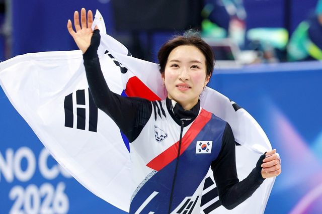 2026 밀라노-코르티나 동계올림픽 쇼트트랙 1,500m에서 우승 후 빙상을 돌고 있는 김길리 /사진=연합뉴스