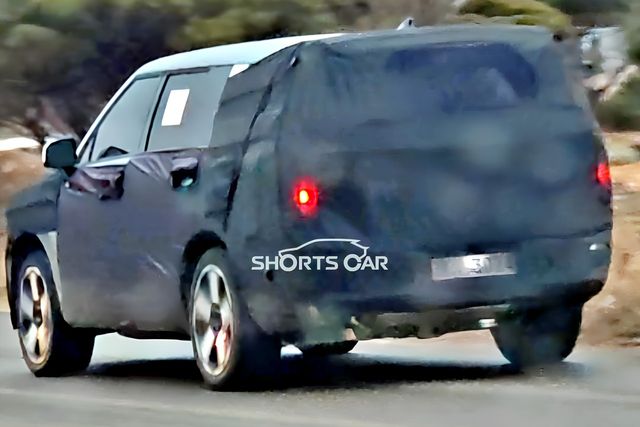 현대 싼타페 부분 변경 모델 스파이샷 /사진=유튜브 '숏카 SHORTS CAR'