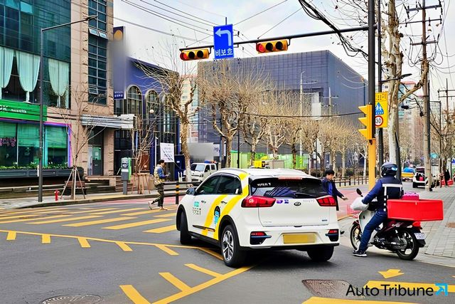 횡단보도에서 우회전 대기 중인 택시 /사진=오토트리뷴 DB