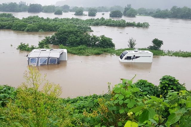 알박기 도중 물에 잠겨버린 카라반 /사진=달구지캠핑 충주 슈렉님