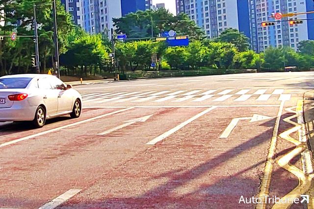 신호등이 빨간불이면 우회전이더라도 무조건 멈춰야 한다. /사진=오토트리뷴 DB