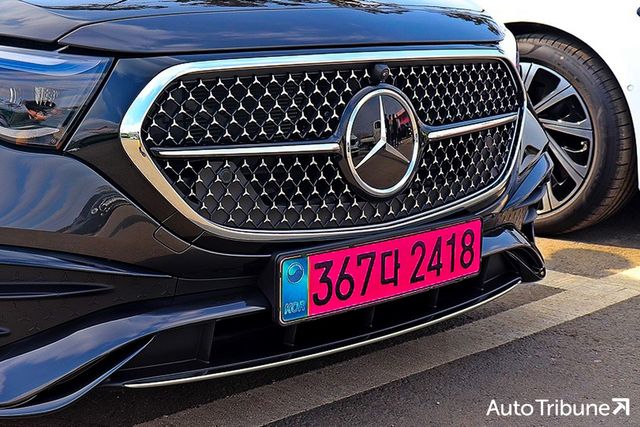 빨간색 번호판을 장착한 차 /사진=오토트리뷴 DB