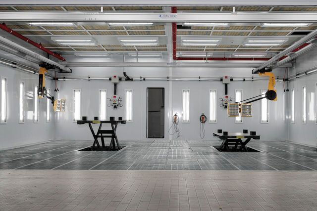 ▲GM 직영 서울서비스센터 판금 및 도색 공간(사진=GM 한국사업장)