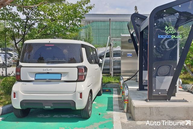 전기차 충전소에 주차된 기아 레이 EV /사진=오토트리뷴 DB