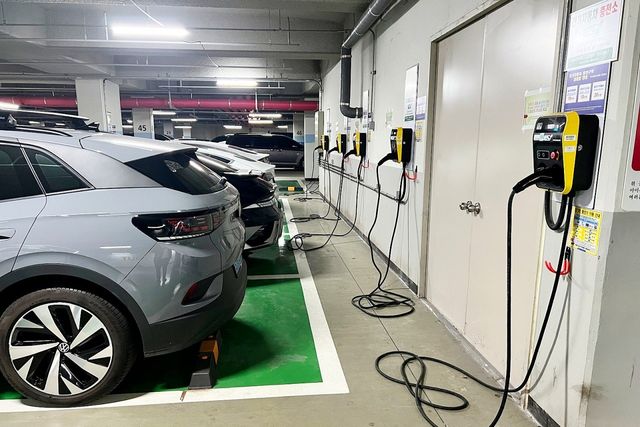 아파트 단지 내 전기차 충전소 /사진=온라인 커뮤니티