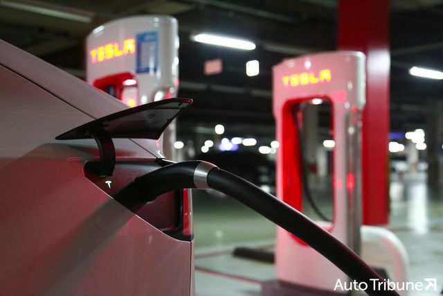 테슬라 수퍼차저에서 충전 중인 모델 Y /사진=오토트리뷴 DB