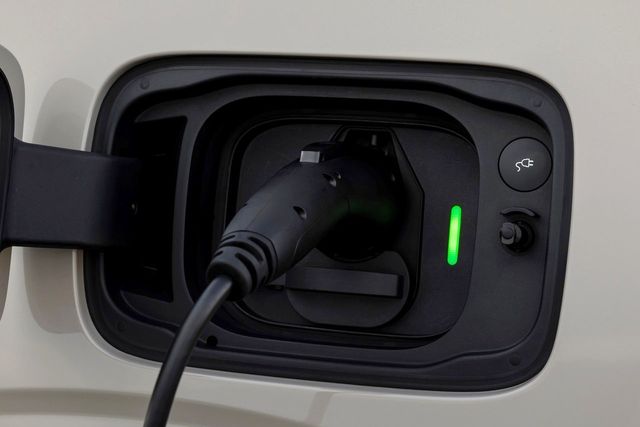 EX90를 충전하는 모습 /사진=볼보