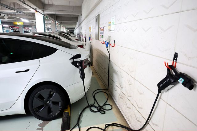 ▲ 서울 시내 지하주차장에서 충전 중인 전기차 (사진=연합뉴스)