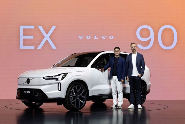 볼보자동차코리아 이윤모 대표와&nbsp;볼보자동차 에릭 세베린손 CCO /사진=볼보자동차코리아