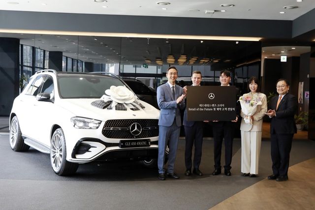 메르세데스-벤츠 코리아 직판제 전환 후 첫 번째 차량 인도식 /사진=메르세데스-벤츠 코리아