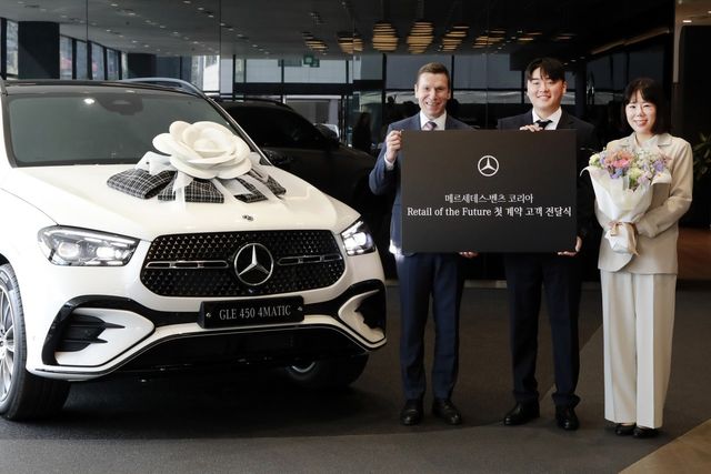 메르세데스-벤츠 코리아 직판제 전환 후 첫 번째 차량 인도식 /사진=메르세데스-벤츠 코리아