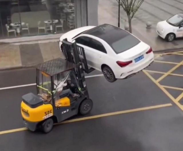 ▲불법주차로 견인 하는 장면(사진=supercar.fails)