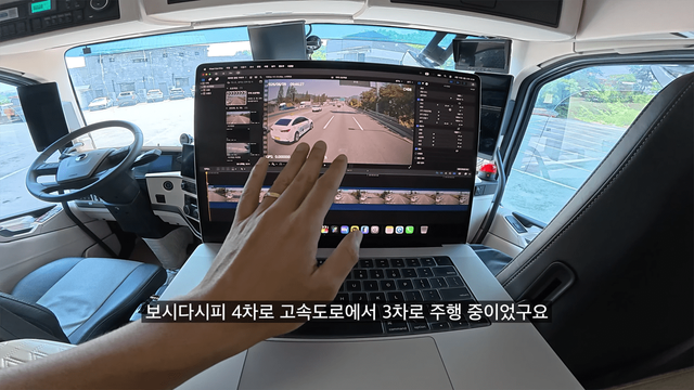 고속도로 공사 차량들 사이에서 갑자기 3차로 진입한 화물차가 오히려 피해자 주장을 하고 나서 공분을 사고 있다. /사진=유튜브 '권마키'