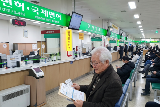 면허증 갱신을 위해 운전면허시험장에 방문한 모습 /사진=AI생성
