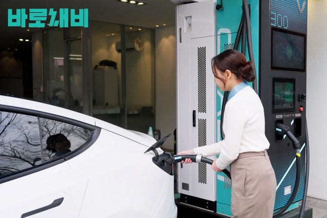 테슬라를 충전 중인 바로채비 /사진=채비&nbsp;