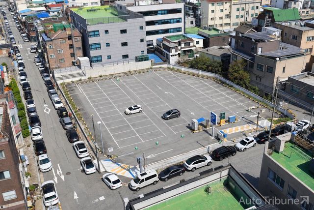 공영주차장 밖에 불법 주차된 차량들. 기사 이해를 돕기 위한 생성형 이미지 /제작=오토트리뷴