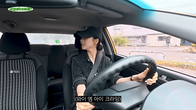 운전면허시험에 합격한 카리나는 당연히 본인 돈으로 면허를 취득했다. /사진=유튜브 채널 'Aespa'