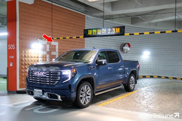 GMC 시에라 드날리의 안테나는 실제로 안테가 기능을 하지만, 진입 높이를 확인할 수 있는 중요한 수단이기도 하다. /사진=양봉수 기자